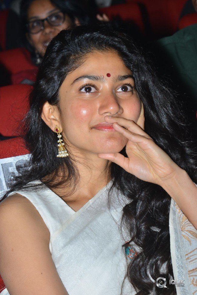 Sai-Pallavi-at-Padi-Padi-Leche-Manasu-Movie-Pre-Release-Event